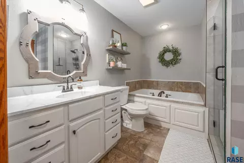 Bath - 1808 S Parkview Blvd, Brandon, SD 57005 photo 3 of 8
