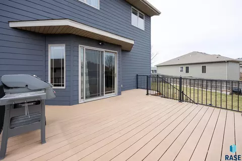 Exterior - 1808 S Parkview Blvd, Brandon, SD 57005 photo 8 of 12