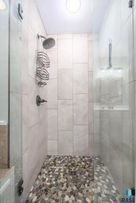 Bath - 1808 S Parkview Blvd, Brandon, SD 57005 photo 4 of 8