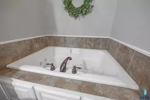 Bath - 1808 S Parkview Blvd, Brandon, SD 57005 photo 6 of 8