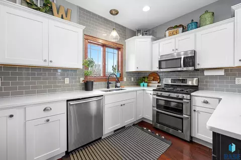 Kitchen - 1808 S Parkview Blvd, Brandon, SD 57005 photo 4 of 5