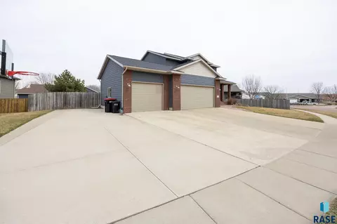 Exterior - 1808 S Parkview Blvd, Brandon, SD 57005 photo 4 of 12