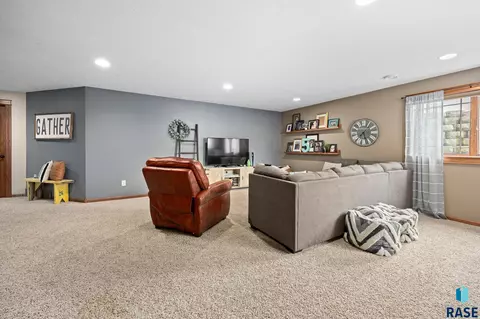 Living - 1808 S Parkview Blvd, Brandon, SD 57005 photo 8 of 9