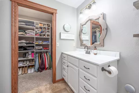 Bath - 1808 S Parkview Blvd, Brandon, SD 57005 photo 2 of 8
