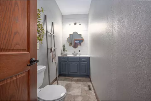 Bath - 1808 S Parkview Blvd, Brandon, SD 57005 photo 1 of 8