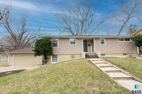 2209 S Wayland Ave, Sioux Falls, SD 57105