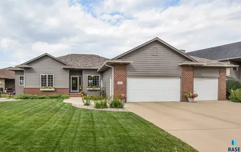 7608 W Stanford Dr, Sioux Falls, SD 57106