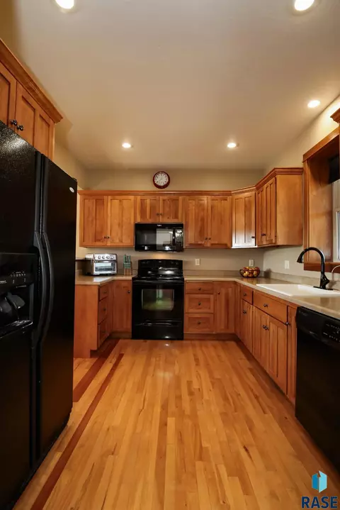 Kitchen - 7605 W Legacy St, Sioux Falls, SD 57106 photo 2 of 5