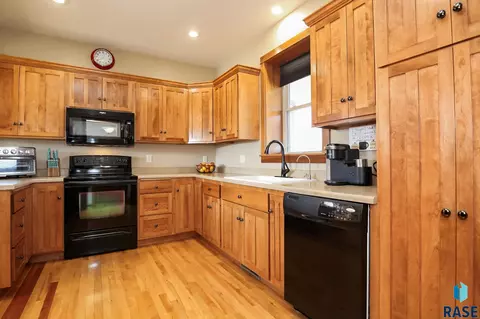 Kitchen - 7605 W Legacy St, Sioux Falls, SD 57106 photo 1 of 5