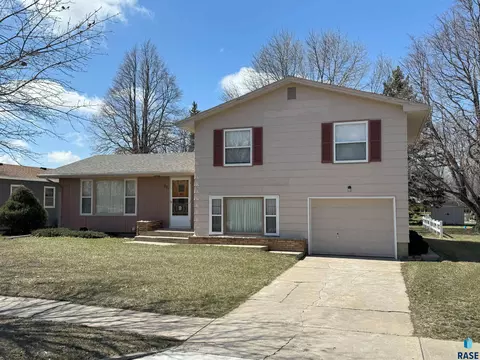 821 S Relanto St, Freeman, SD 57029 photo 1
