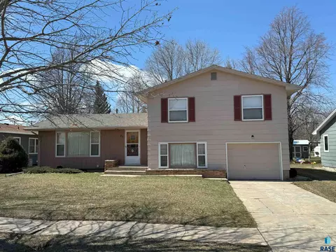 821 S Relanto St, Freeman, SD 57029 photo 2