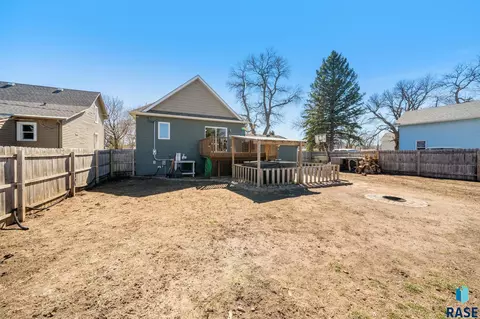 Exterior - 816 E 7th St, Dell Rapids, SD 57022 photo 3 of 7