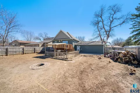 Exterior - 816 E 7th St, Dell Rapids, SD 57022 photo 4 of 7