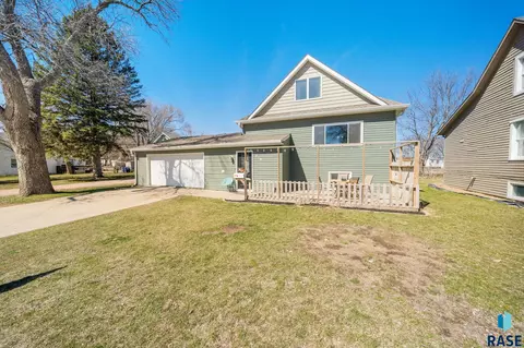 Exterior - 816 E 7th St, Dell Rapids, SD 57022 photo 6 of 7