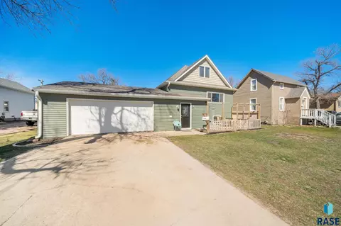 Exterior - 816 E 7th St, Dell Rapids, SD 57022 photo 5 of 7