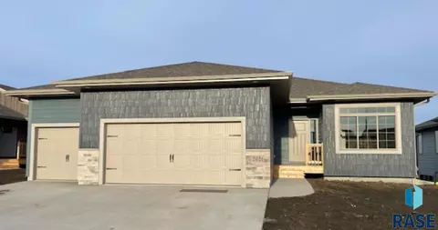 2621 S Lana Dr, Sioux Falls, SD 57106