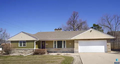 2500 S Mary Knoll Dr, Sioux Falls, SD 57105