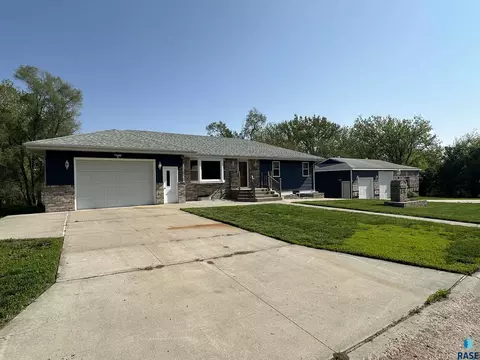 1120 W Hanson Ave, Mitchell, SD 57301 photo 2