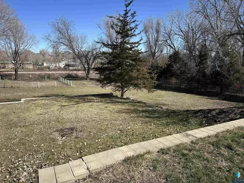 1120 W Hanson Ave, Mitchell, SD 57301 photo 9