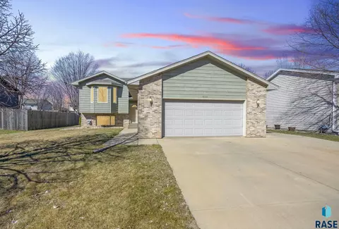 6001 S Aaron Ave, Sioux Falls, SD 57106