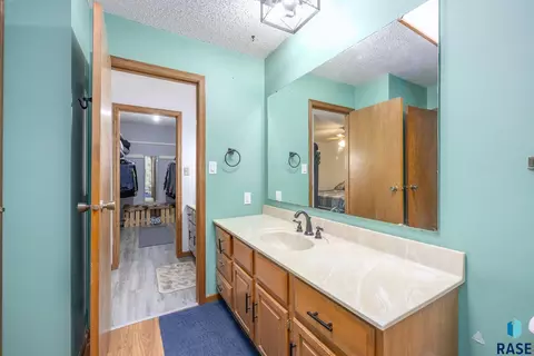 Bath - 408 Hyden Dr, Alcester, SD 57001 photo 2 of 4