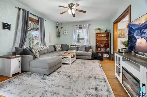 827 S Spring Ave, Sioux Falls, SD 57104 photo 3