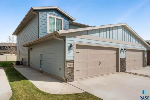 2200 Ronsiek Ave, Sioux Falls, SD 57106