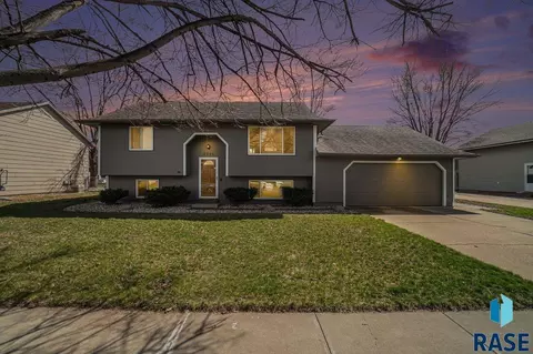 5719 W Dardanella Rd, Sioux Falls, SD 57106