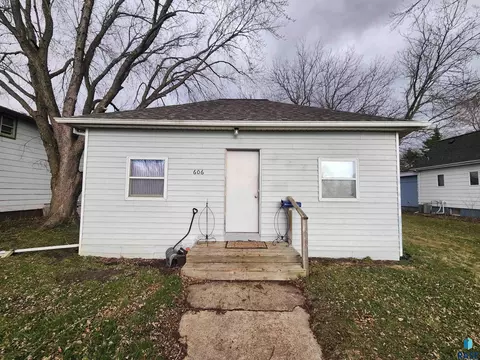 606 S Egan Ave, Madison, SD 57042 photo 1