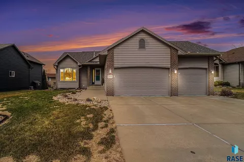 2205 S Stanford Ave, Sioux Falls, SD 57106