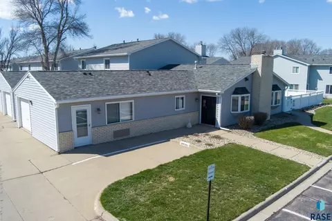 1011 S Newport Pl, Sioux Falls, SD 57106