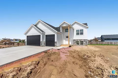 5924 S Hosta Ave, Sioux Falls, SD 57108 photo 2