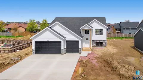 5924 S Hosta Ave, Sioux Falls, SD 57108 photo 1