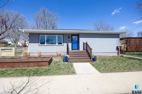 1700 E 11th St, Sioux Falls, SD 57103 photo 2