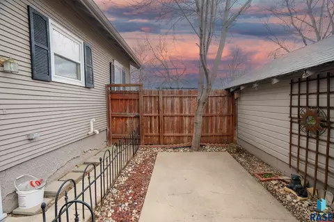 Exterior - 809 E 5th St, Sioux Falls, SD 57103 photo 11 of 18