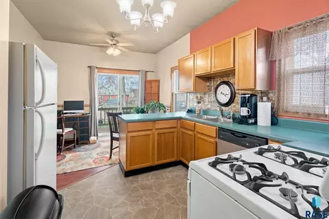 Kitchen - 809 E 5th St, Sioux Falls, SD 57103 photo 4 of 4