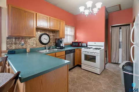 Kitchen - 809 E 5th St, Sioux Falls, SD 57103 photo 3 of 4