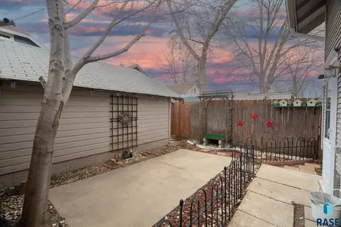 Exterior - 809 E 5th St, Sioux Falls, SD 57103 photo 7 of 18