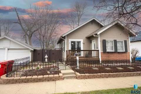 Exterior - 809 E 5th St, Sioux Falls, SD 57103 photo 13 of 18