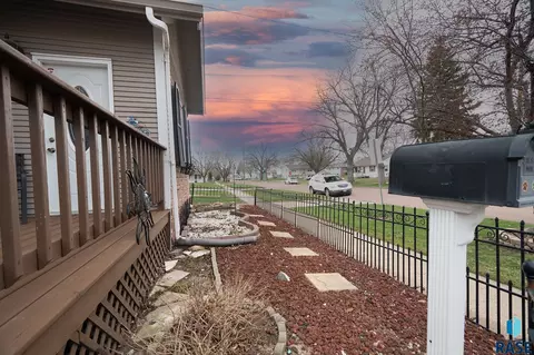 Exterior - 809 E 5th St, Sioux Falls, SD 57103 photo 10 of 18
