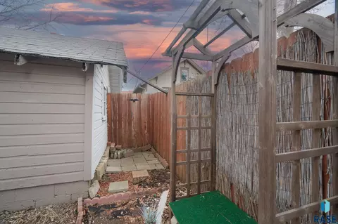 Exterior - 809 E 5th St, Sioux Falls, SD 57103 photo 9 of 18