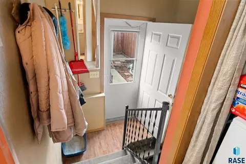 Entry Way - 809 E 5th St, Sioux Falls, SD 57103 photo 2 of 2