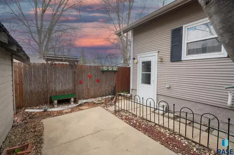 Exterior - 809 E 5th St, Sioux Falls, SD 57103 photo 5 of 18