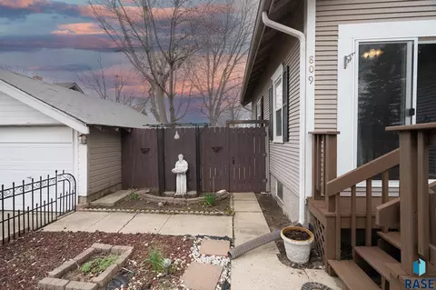 Exterior - 809 E 5th St, Sioux Falls, SD 57103 photo 2 of 18