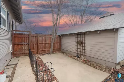 Exterior - 809 E 5th St, Sioux Falls, SD 57103 photo 8 of 18