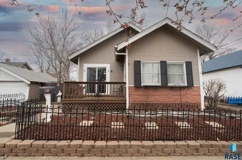 Exterior - 809 E 5th St, Sioux Falls, SD 57103 photo 1 of 18