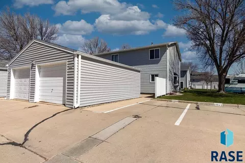 1014 S Newport Pl, Sioux Falls, SD 57106