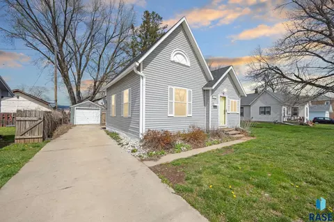 1408 E 6th St, Sioux Falls, SD 57103