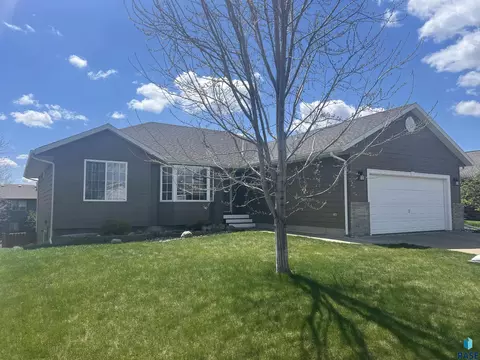 7115 52nd St, Sioux Falls, SD 57106