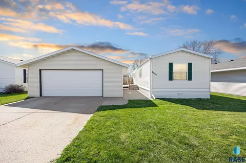 6037 Canterbury Pl, Sioux Falls, SD 57106
